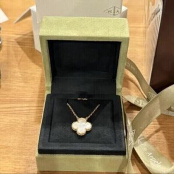 Van Cleef & Arpels 18K White Necklace - Picture 4 of 7